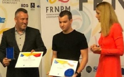 Antrenorul Viorel Ciobanu și sportivul Mihai Iacob de la CSM Pitești, premiați la gala laureaților natației românești